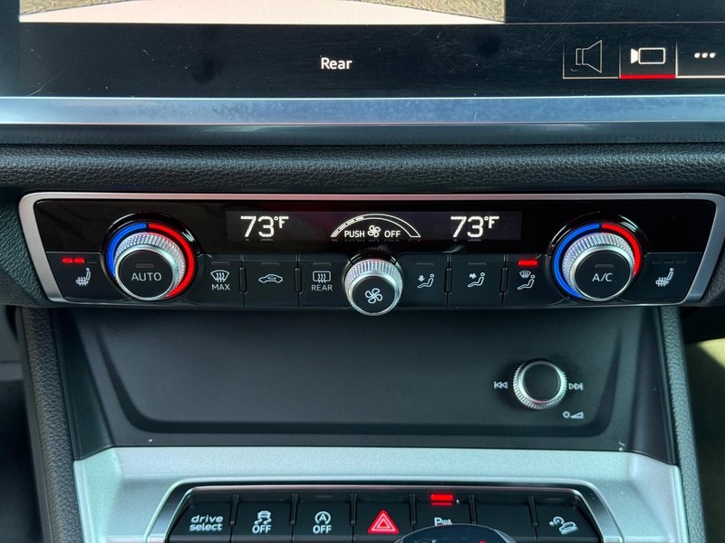 Audi Q3 Vehicle Full-screen Gallery Image 19