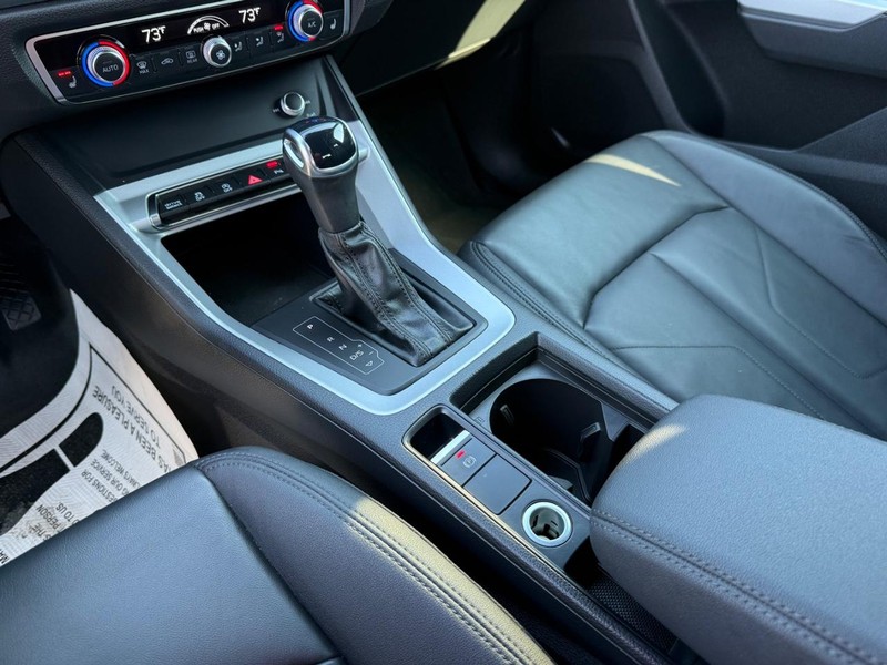 Audi Q3 Vehicle Full-screen Gallery Image 21