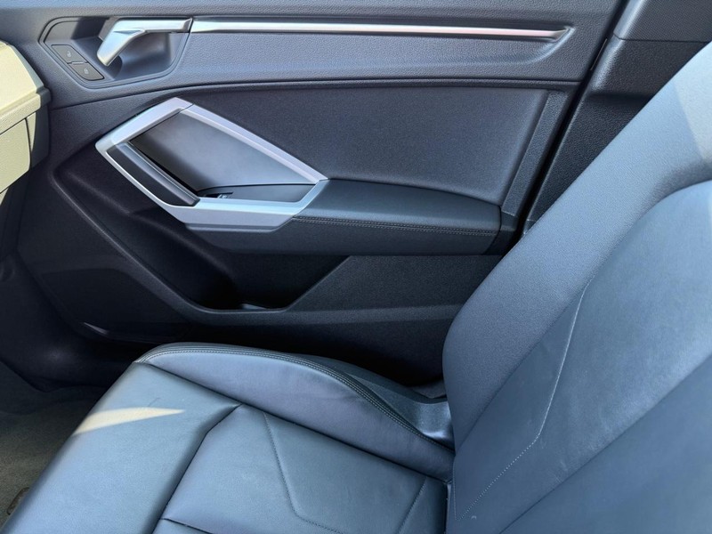 Audi Q3 Vehicle Full-screen Gallery Image 22