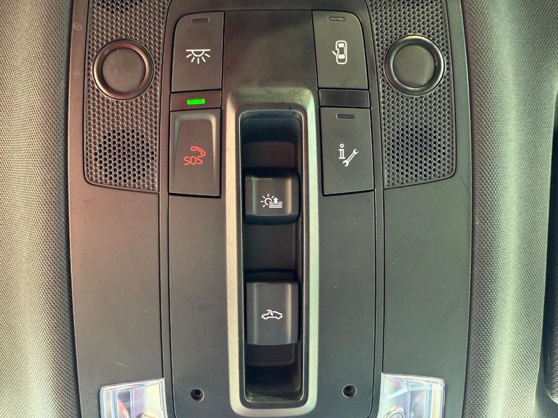 Audi Q3 Vehicle Full-screen Gallery Image 23