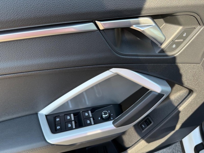 Audi Q3 Vehicle Full-screen Gallery Image 26