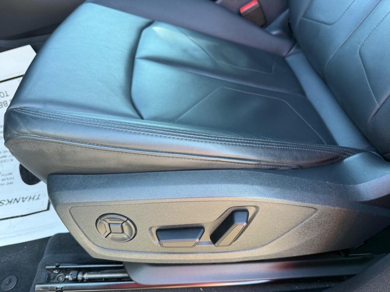 Audi Q3 Vehicle Full-screen Gallery Image 27