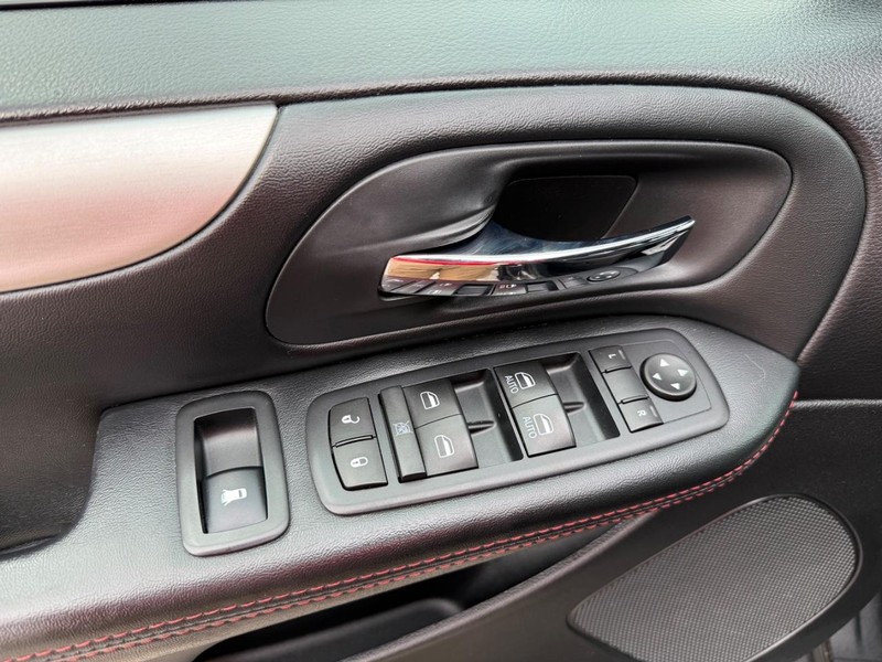 Dodge Grand Caravan Vehicle Full-screen Gallery Image 25