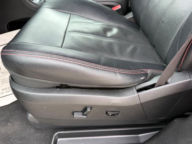 Dodge Grand Caravan Vehicle Full-screen Gallery Image 26