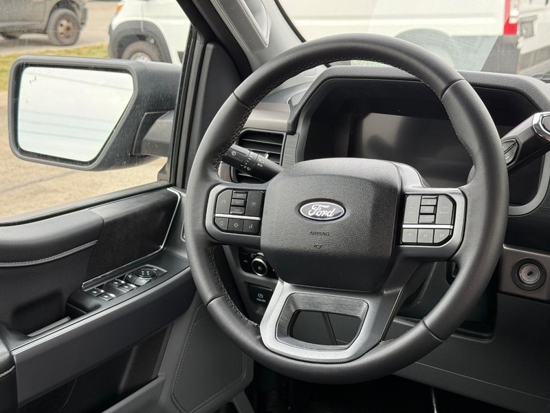 Ford F-150 Vehicle Full-screen Gallery Image 12