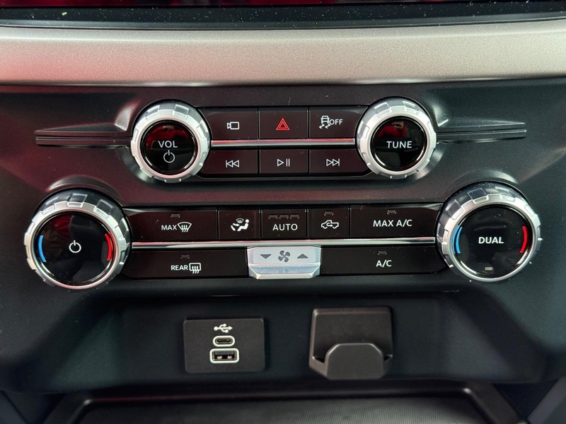 Ford F-150 Vehicle Full-screen Gallery Image 17