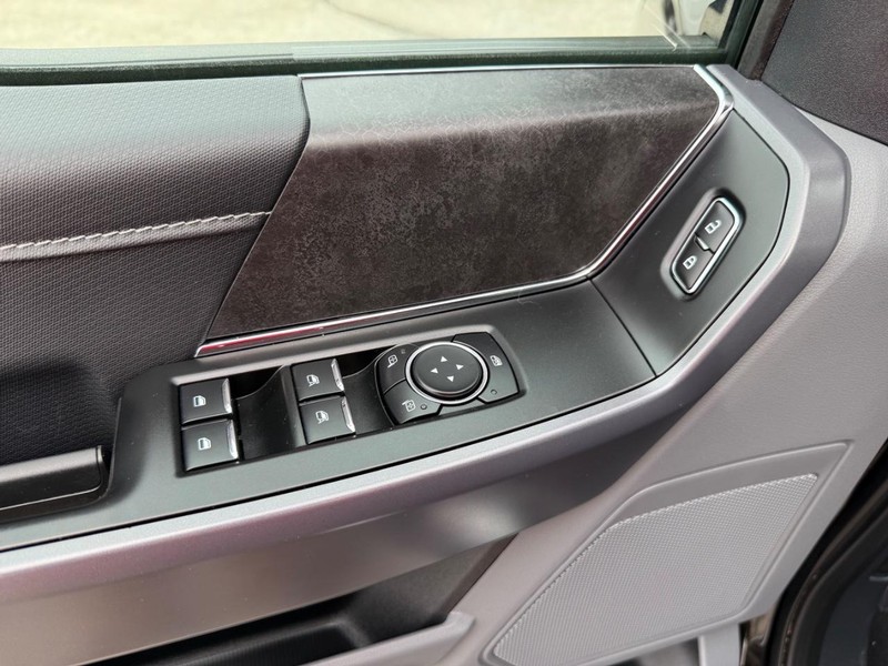 Ford F-150 Vehicle Full-screen Gallery Image 22