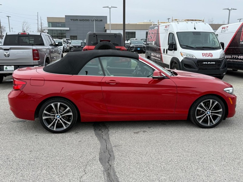 BMW 2 Series Vehicle Full-screen Gallery Image 02