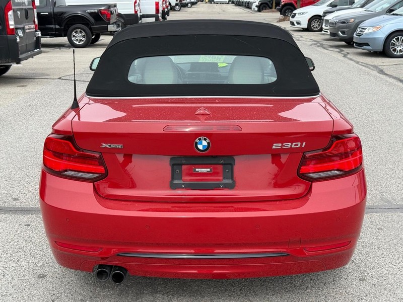 BMW 2 Series Vehicle Full-screen Gallery Image 04