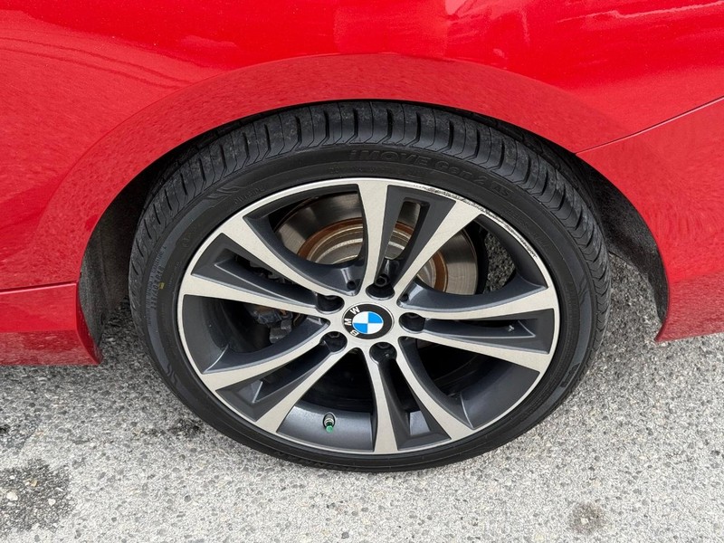 BMW 2 Series Vehicle Full-screen Gallery Image 06