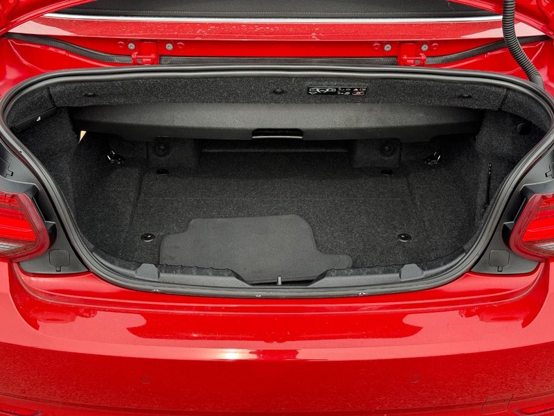 BMW 2 Series Vehicle Full-screen Gallery Image 07