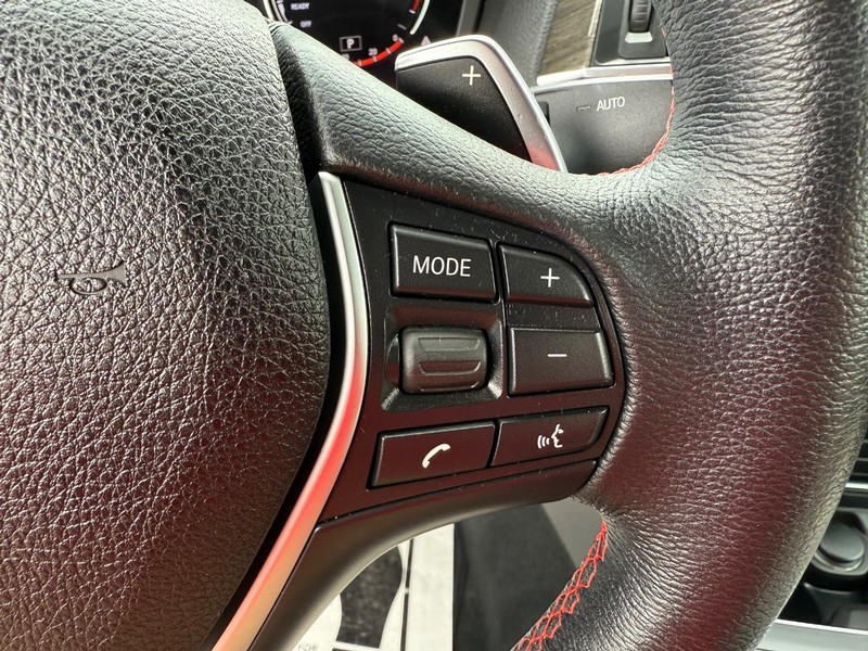 BMW 2 Series Vehicle Full-screen Gallery Image 14