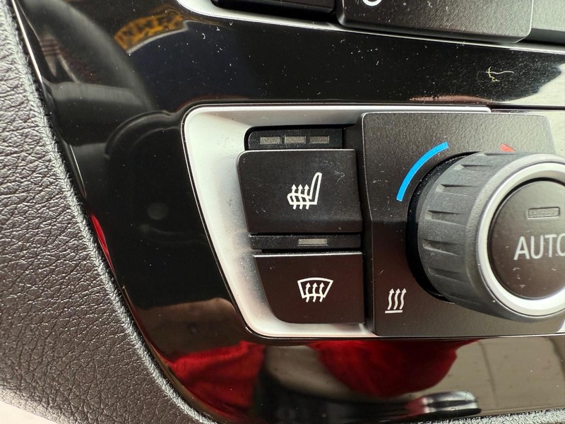 BMW 2 Series Vehicle Full-screen Gallery Image 16