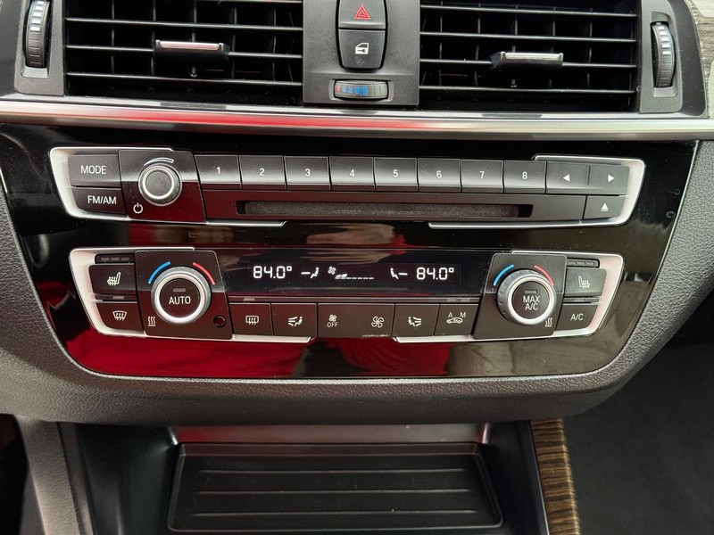 BMW 2 Series Vehicle Full-screen Gallery Image 19