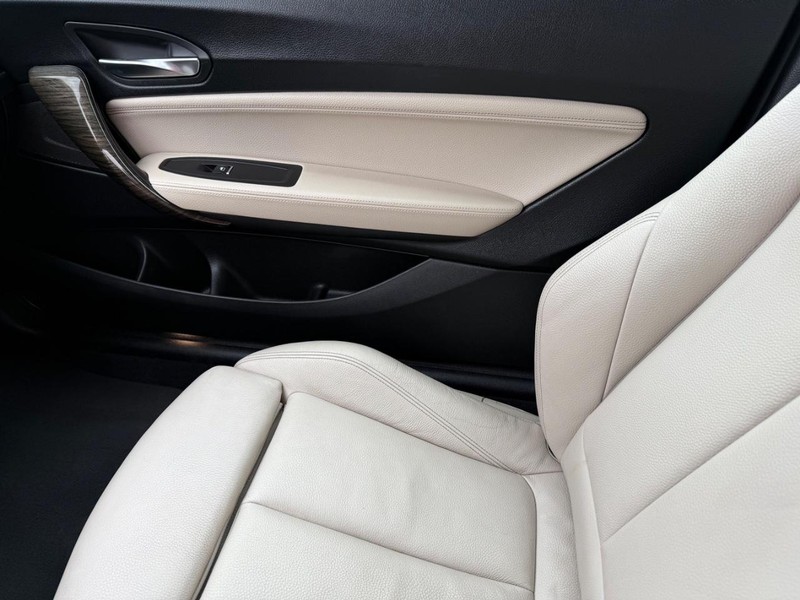 BMW 2 Series Vehicle Full-screen Gallery Image 21