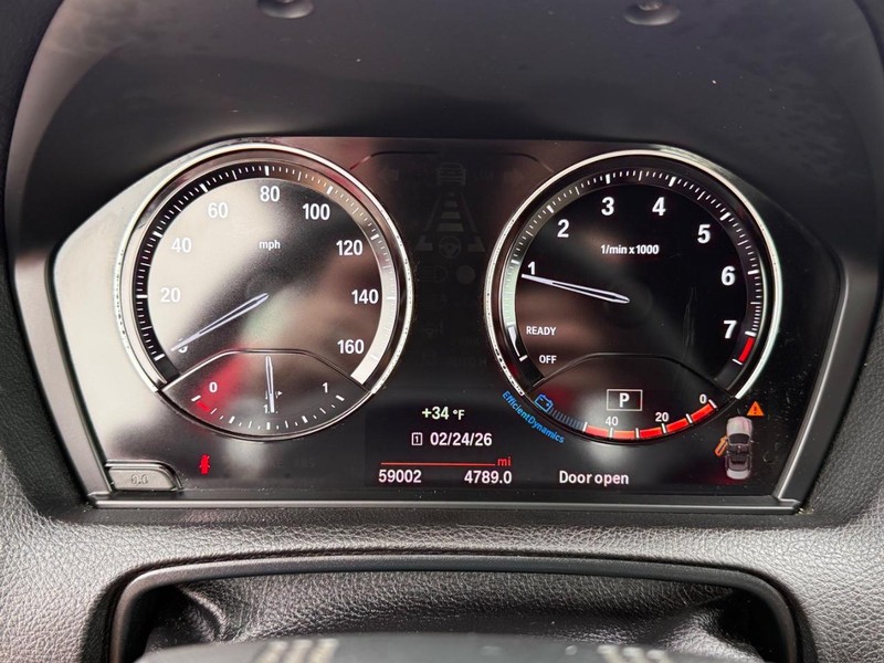 BMW 2 Series Vehicle Full-screen Gallery Image 22