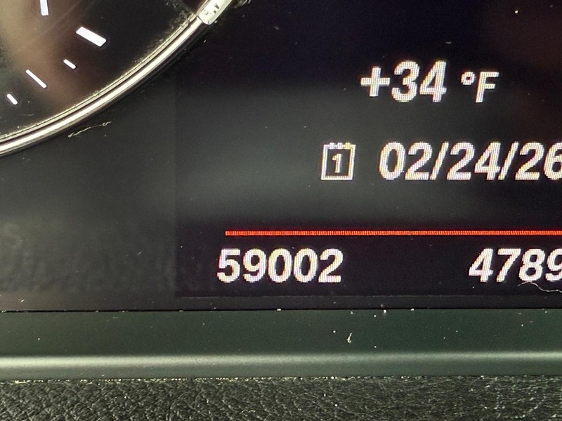 BMW 2 Series Vehicle Full-screen Gallery Image 23