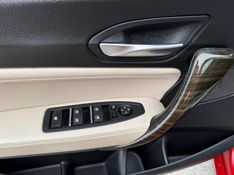 BMW 2 Series Vehicle Full-screen Gallery Image 24