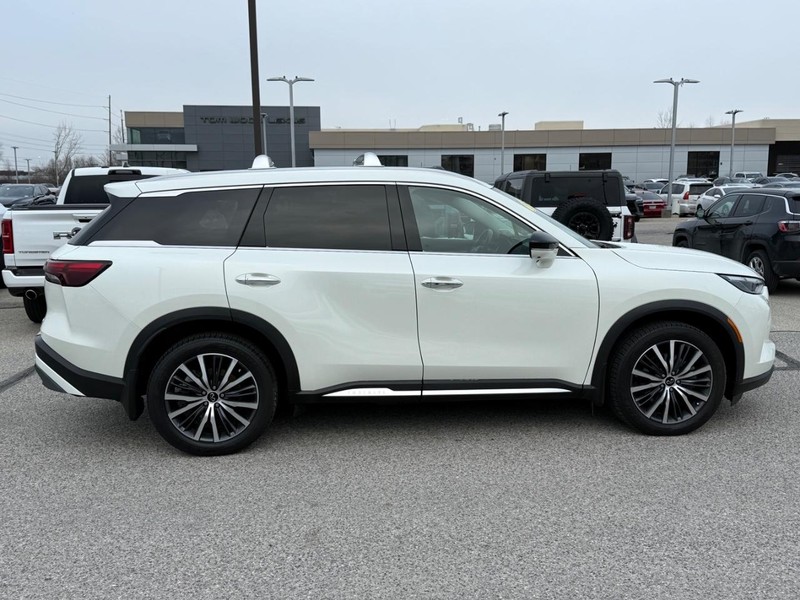 INFINITI QX60 Vehicle Full-screen Gallery Image 02