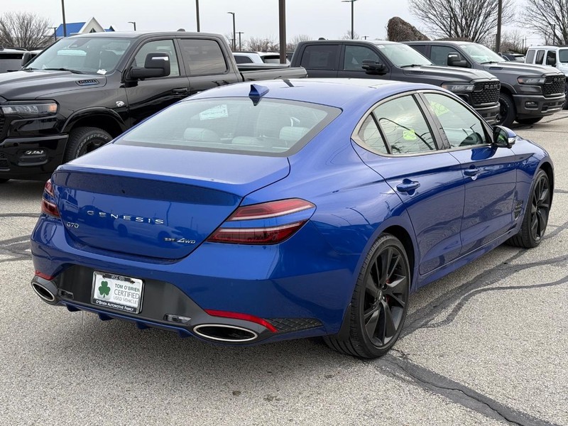 Genesis G70 Vehicle Full-screen Gallery Image 03