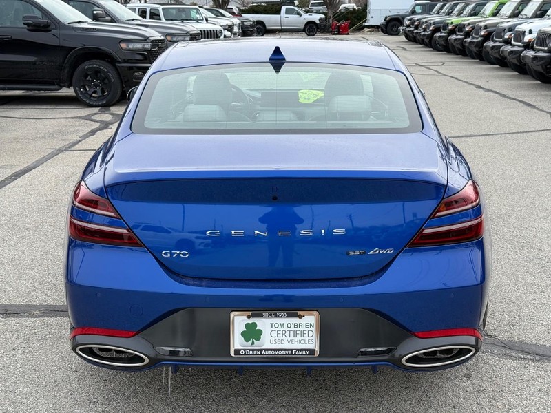 Genesis G70 Vehicle Full-screen Gallery Image 04