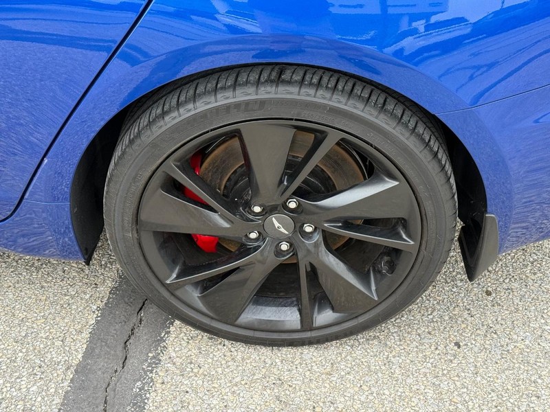Genesis G70 Vehicle Full-screen Gallery Image 06