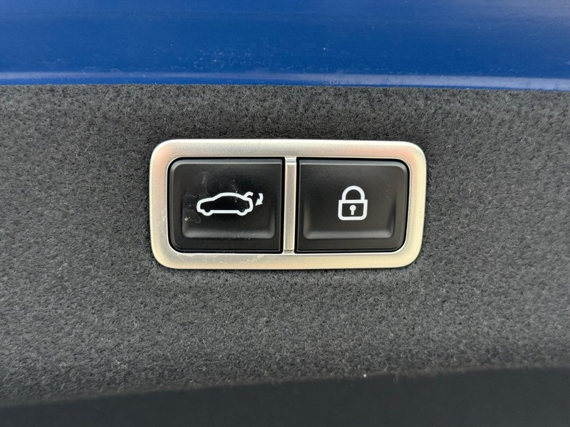 Genesis G70 Vehicle Full-screen Gallery Image 08