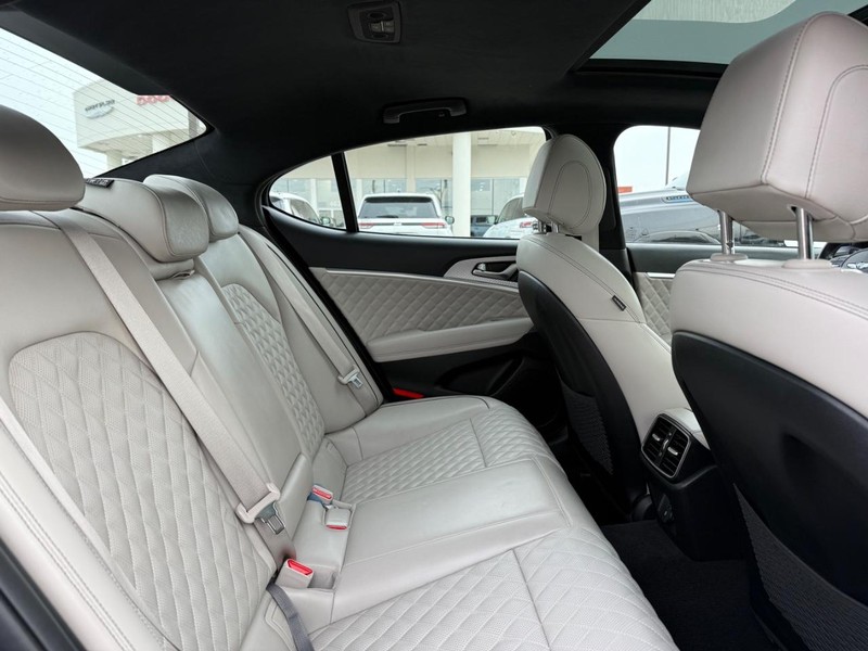 Genesis G70 Vehicle Full-screen Gallery Image 11