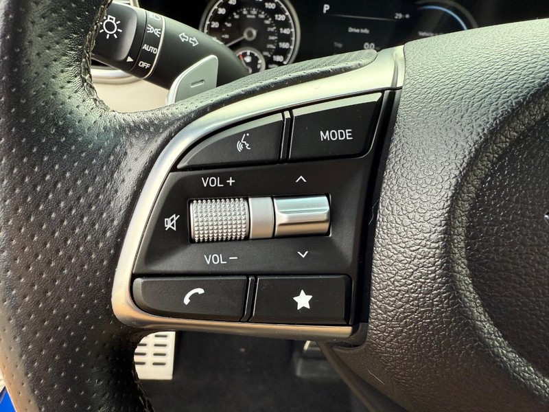 Genesis G70 Vehicle Full-screen Gallery Image 15