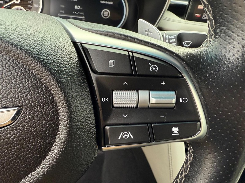 Genesis G70 Vehicle Full-screen Gallery Image 16