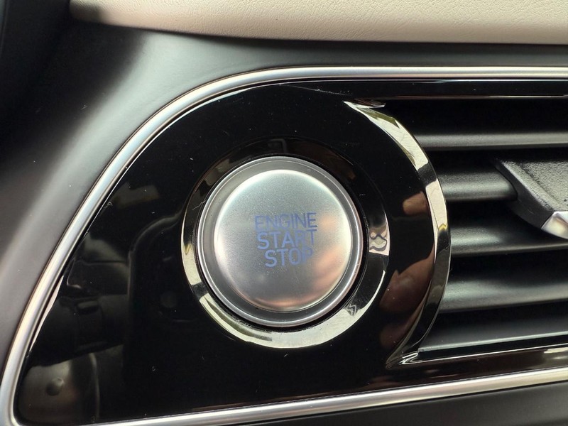 Genesis G70 Vehicle Full-screen Gallery Image 17