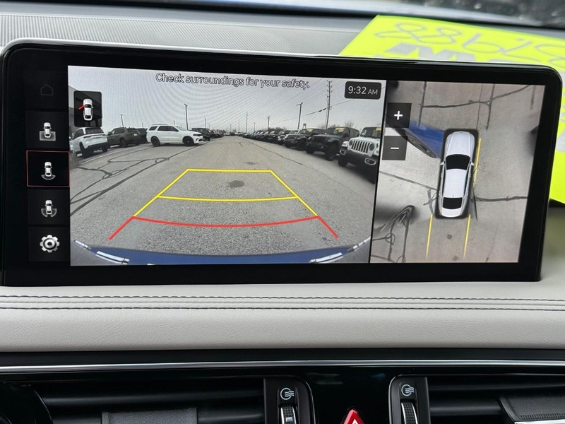 Genesis G70 Vehicle Full-screen Gallery Image 19