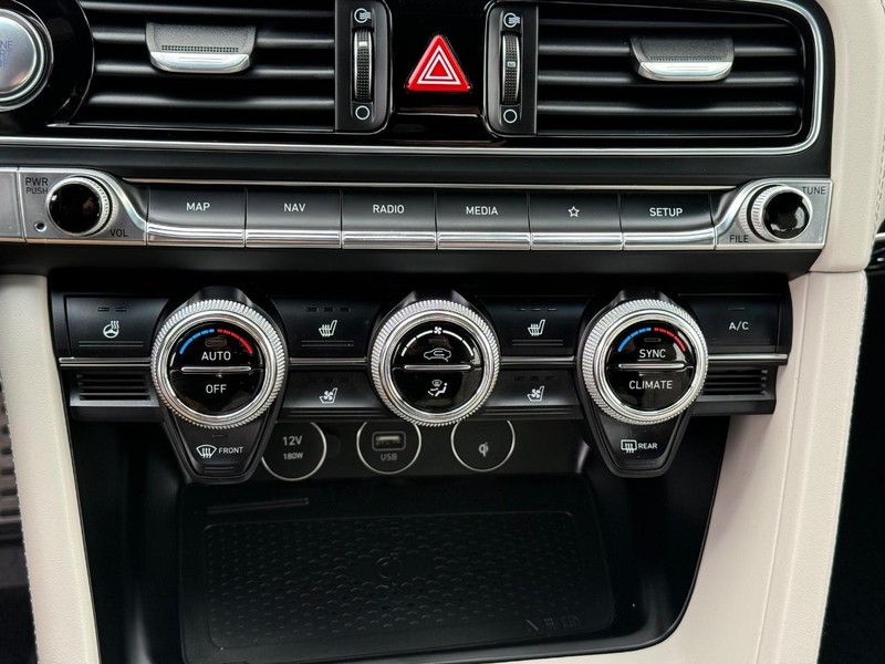 Genesis G70 Vehicle Full-screen Gallery Image 20