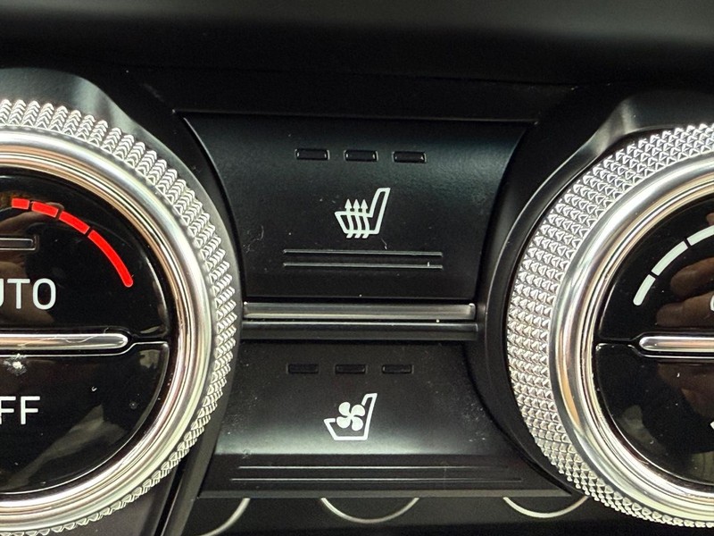 Genesis G70 Vehicle Full-screen Gallery Image 21
