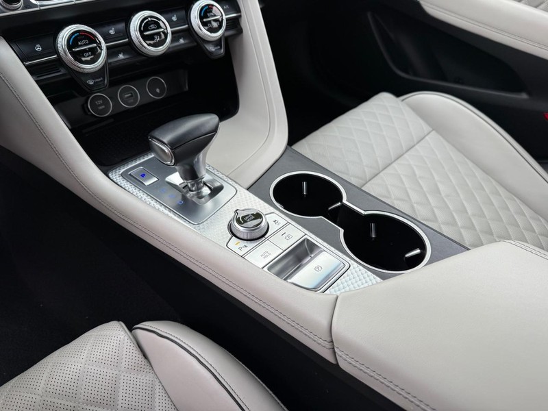 Genesis G70 Vehicle Full-screen Gallery Image 22