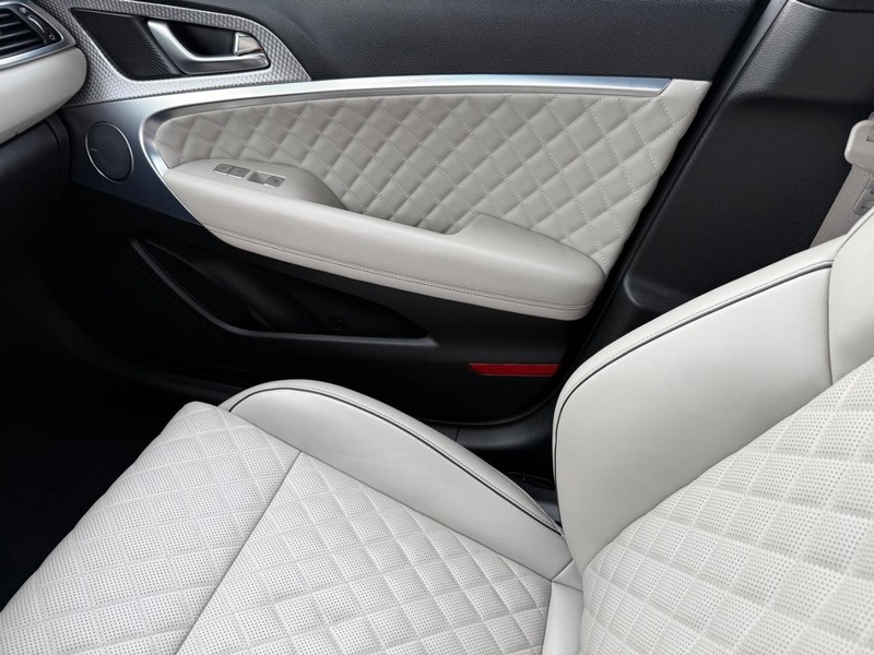 Genesis G70 Vehicle Full-screen Gallery Image 23