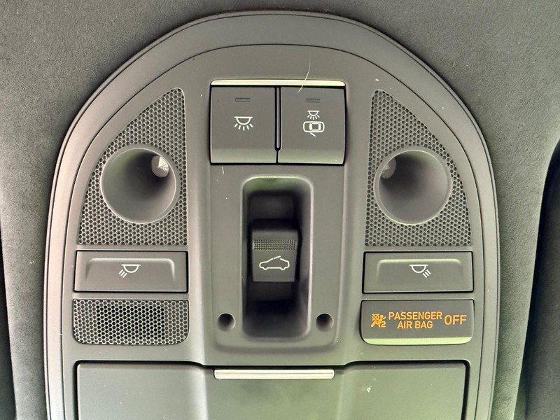 Genesis G70 Vehicle Full-screen Gallery Image 24