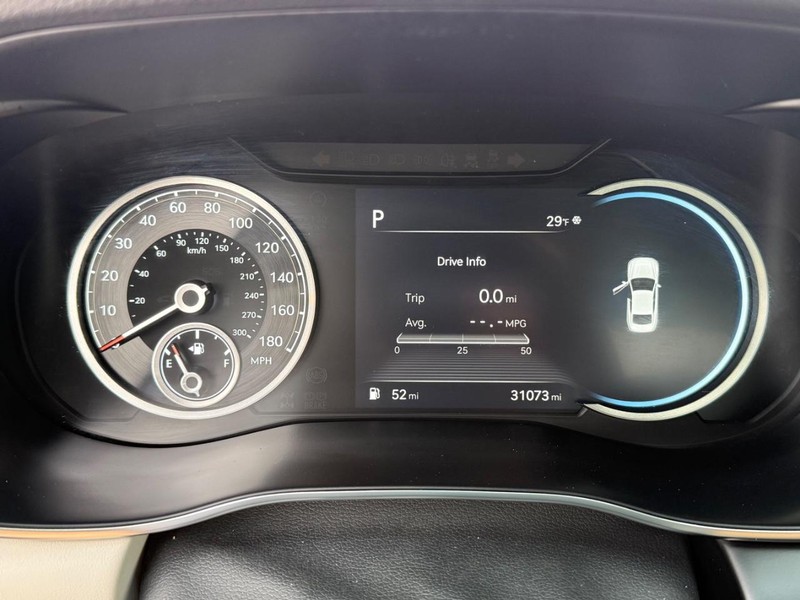 Genesis G70 Vehicle Full-screen Gallery Image 25