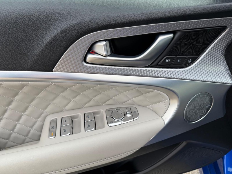 Genesis G70 Vehicle Full-screen Gallery Image 27
