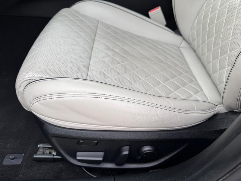 Genesis G70 Vehicle Full-screen Gallery Image 28