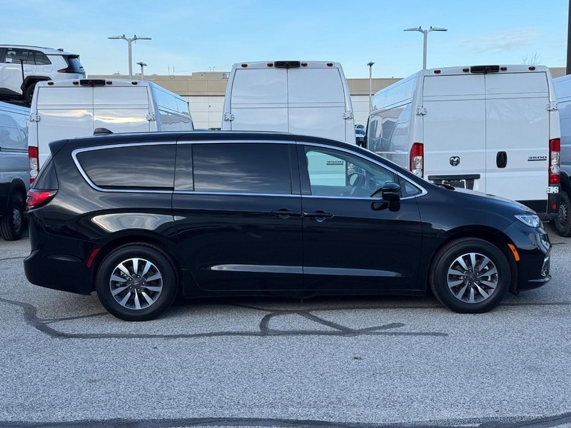 Chrysler Pacifica Vehicle Full-screen Gallery Image 02