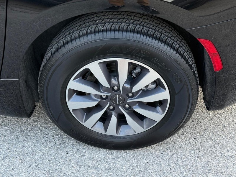 Chrysler Pacifica Vehicle Full-screen Gallery Image 06