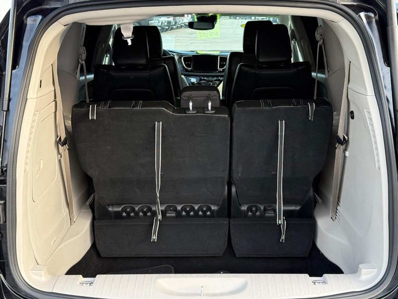 Chrysler Pacifica Vehicle Full-screen Gallery Image 07