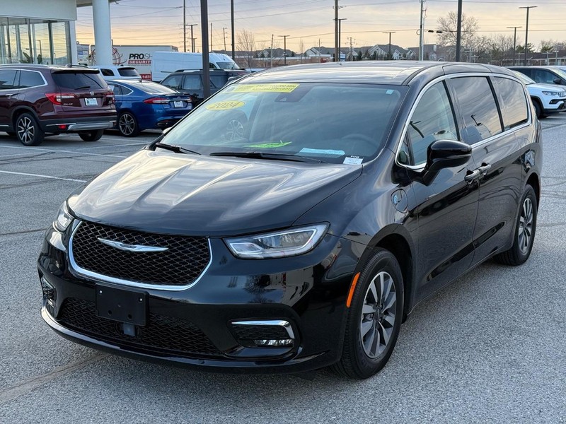 Chrysler Pacifica Vehicle Full-screen Gallery Image 09