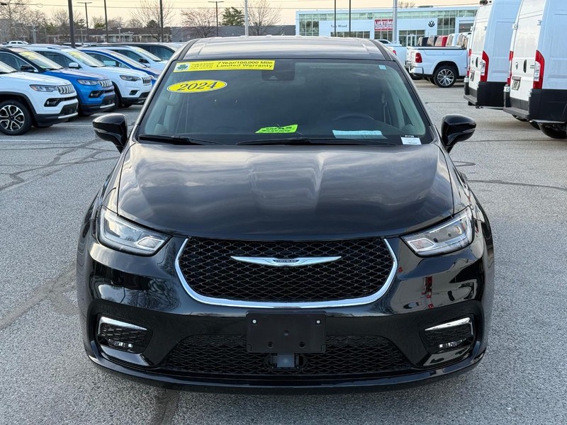 Chrysler Pacifica Vehicle Full-screen Gallery Image 10