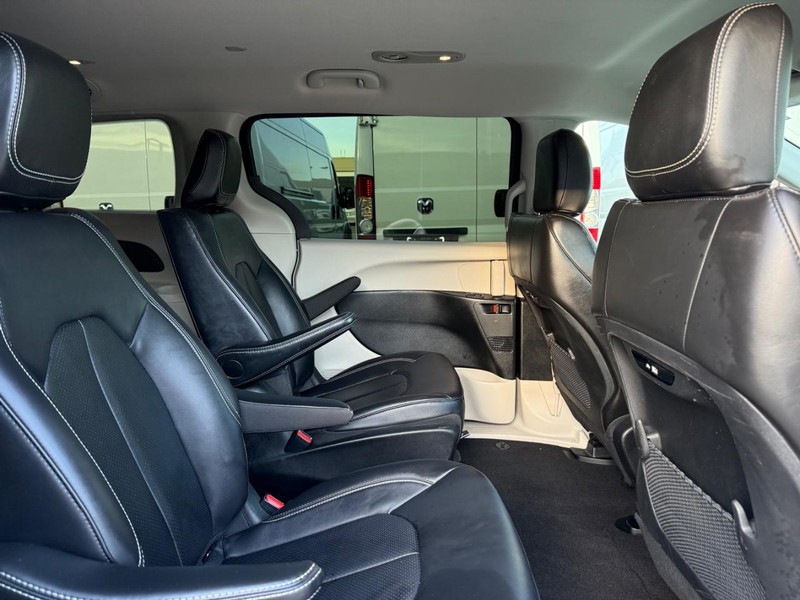 Chrysler Pacifica Vehicle Full-screen Gallery Image 11