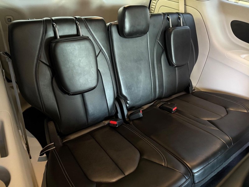 Chrysler Pacifica Vehicle Full-screen Gallery Image 12