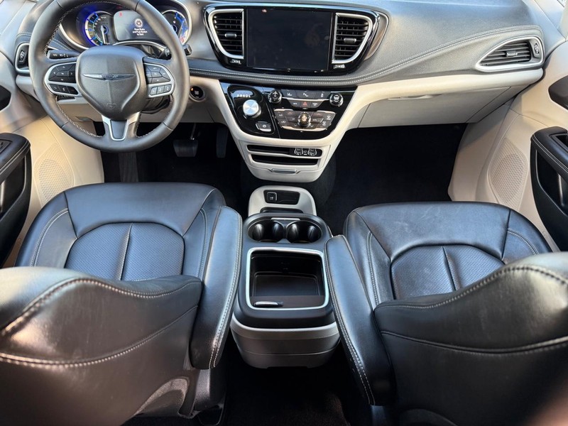 Chrysler Pacifica Vehicle Full-screen Gallery Image 13