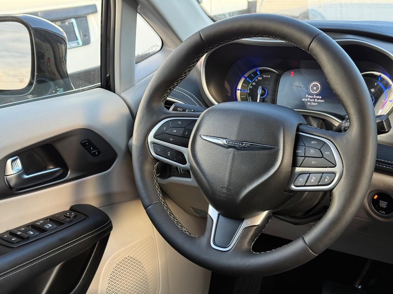 Chrysler Pacifica Vehicle Full-screen Gallery Image 14