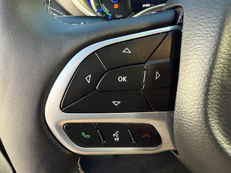 Chrysler Pacifica Vehicle Full-screen Gallery Image 15